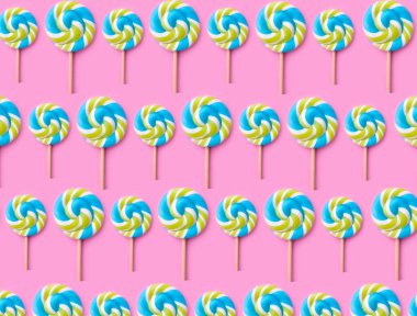 Renkli arka planda sarmal şeker, doğum günü, kart