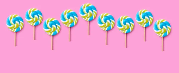 Caramelo Espiral Sobre Fondo Color Cumpleaños Tarjeta — Foto de Stock