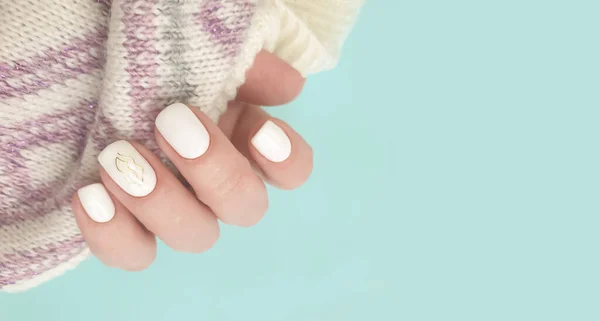 Mano Femenina Hermosa Manicura Elegante —  Fotos de Stock