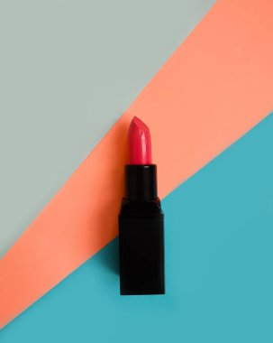 Renkli makyaj malzemelerinde ruj izi.