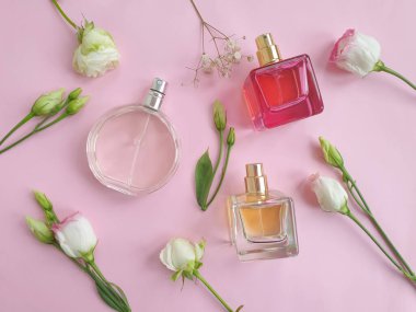 Renkli arka planda bir şişe parfümü çiçeği.