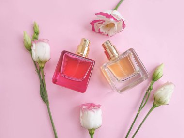 Renkli arka planda bir şişe parfümü çiçeği.