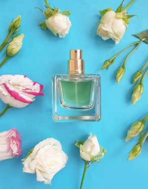 Renkli arka planda bir şişe parfümü çiçeği.