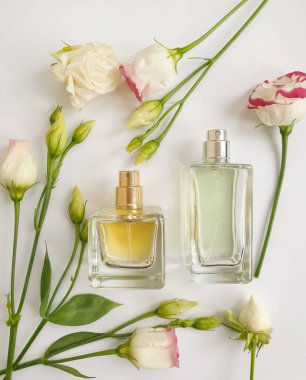 Renkli arka planda bir şişe parfümü çiçeği.