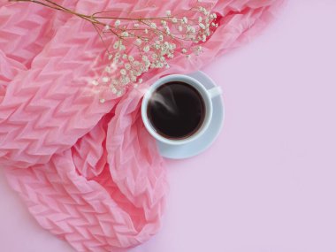 Bir fincan kahve, renkli bir eşarp.