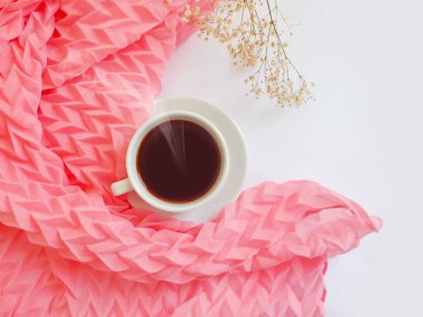 Bir fincan kahve, renkli bir eşarp.