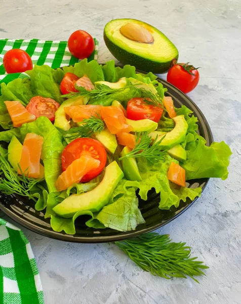 Avocadosalat Roter Fisch Auf Betongrund — Stockfoto