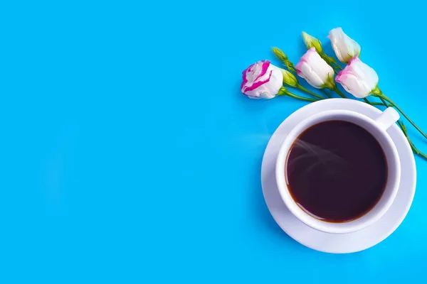 Чашка Кофе Цветок Розы Цветном Фоне — стоковое фото