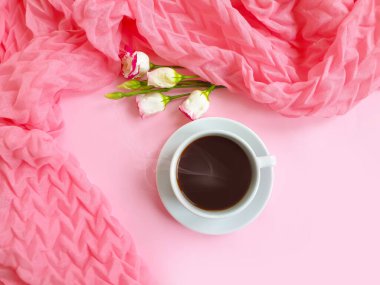 Bir fincan kahve çiçeği renkli bir arka planda güldü.