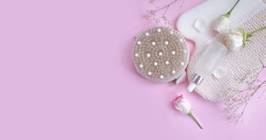 Masaj fırçası, renkli bir arka planda çiçek