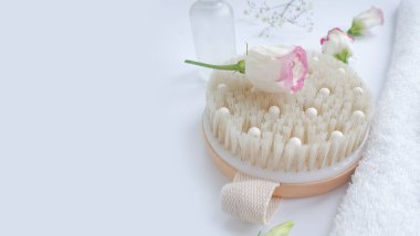 Masaj fırçası, renkli bir arka planda çiçek