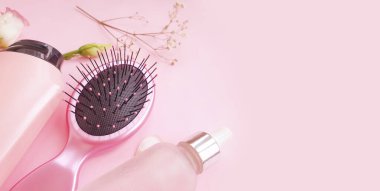 Şampuan, renkli bir arkaplanda tarak