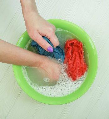 Kadın elleri plastik, leğen ve ev işlerinde yıkanır.