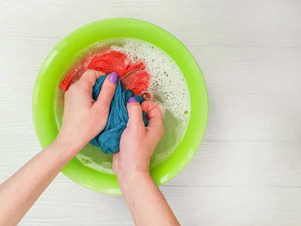 Żeńskie Ręce Myć Plastiku Umywalka Umywalka Prace Domowe — Zdjęcie stockowe
