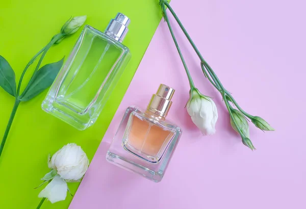 Perfumy Butelki Kwiat Kolorowym Tle — Zdjęcie stockowe