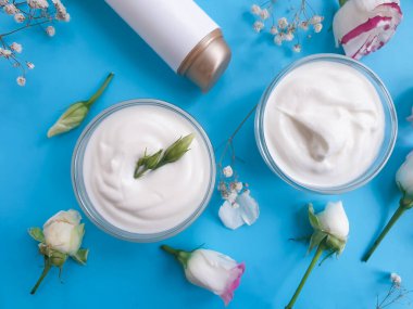 Kozmetik krem, renkli bir arka planda gül çiçeği