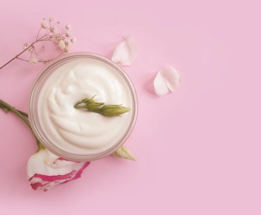 Kozmetik krem, renkli bir arka planda gül çiçeği