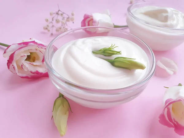 Creme Cosmético Rosa Flor Fundo Colorido — Fotografia de Stock