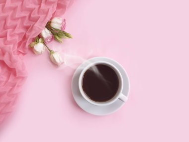 Bir fincan kahve çiçeği renkli bir arka planda güldü.