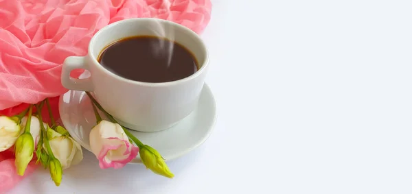 Kopje Koffie Bloem Roos Een Gekleurde Achtergrond — Stockfoto