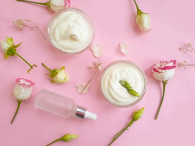 Kozmetik krem, renkli bir arka planda gül çiçeği