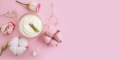 Kozmetik krem, renkli bir arka planda gül çiçeği