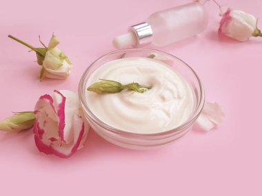 Kozmetik krem, renkli bir arka planda gül çiçeği