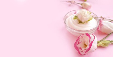 Kozmetik krem, renkli bir arka planda gül çiçeği