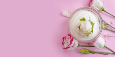 Kozmetik krem, renkli bir arka planda gül çiçeği