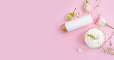 Kozmetik krem, renkli bir arka planda gül çiçeği