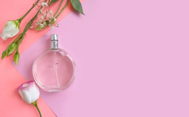 Renkli arka planda bir şişe parfümü çiçeği.