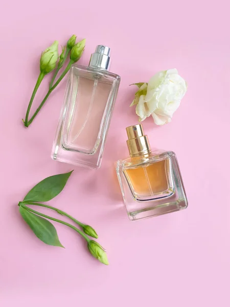 Bouteille Parfum Fleur Sur Fond Coloré — Photo