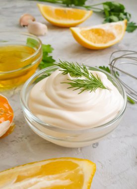 Beton zeminde taze mayonez.