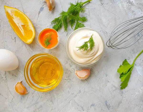 Frische Mayonnaise Auf Betongrund — Stockfoto