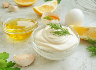 Beton zeminde taze mayonez.