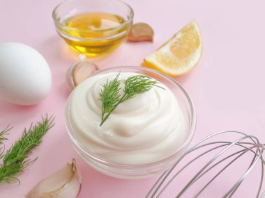 Renkli arka planda taze mayonez