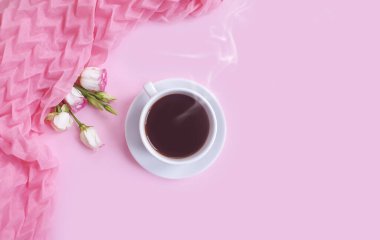 Bir fincan kahve çiçeği renkli bir arka planda güldü.