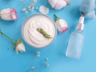 Kozmetik krem, renkli bir arka planda gül çiçeği