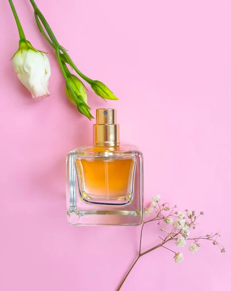 Renkli Arka Planda Bir Şişe Parfümü Çiçeği — Stok fotoğraf