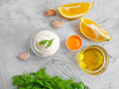 Beton zeminde taze mayonez.