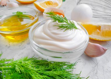 Beton zeminde taze mayonez.