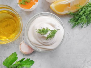 Beton zeminde taze mayonez.