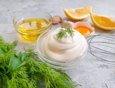 Beton zeminde taze mayonez.