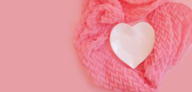 Renkli bir arkaplanda plaka kalp eşarbı