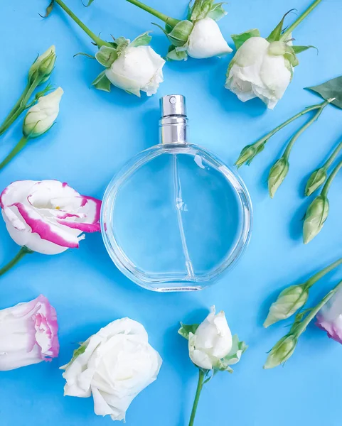 Flasche Parfüm Blume Auf Einem Farbigen Hintergrund — Stockfoto