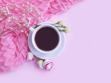 Bir fincan kahve çiçeği renkli bir arka planda güldü.