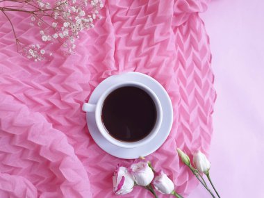 Bir fincan kahve çiçeği renkli bir arka planda güldü.