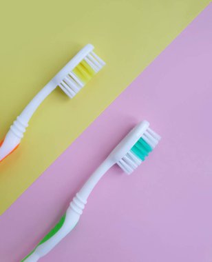 Renkli bir arkaplanda diş fırçası