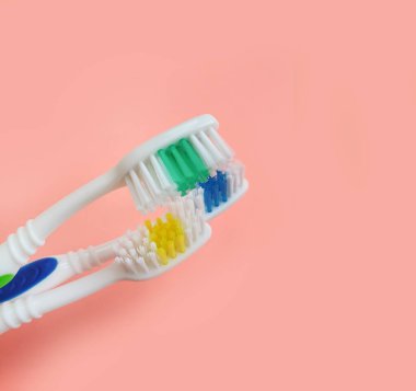 Renkli bir arkaplanda diş fırçası