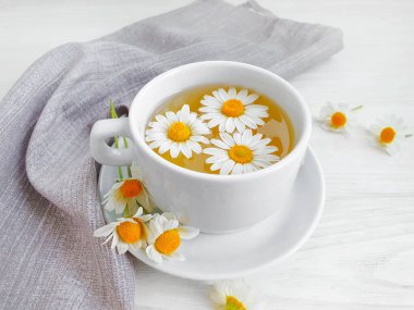 Tahta arka planda papatya çayı çiçeği çiçeği.